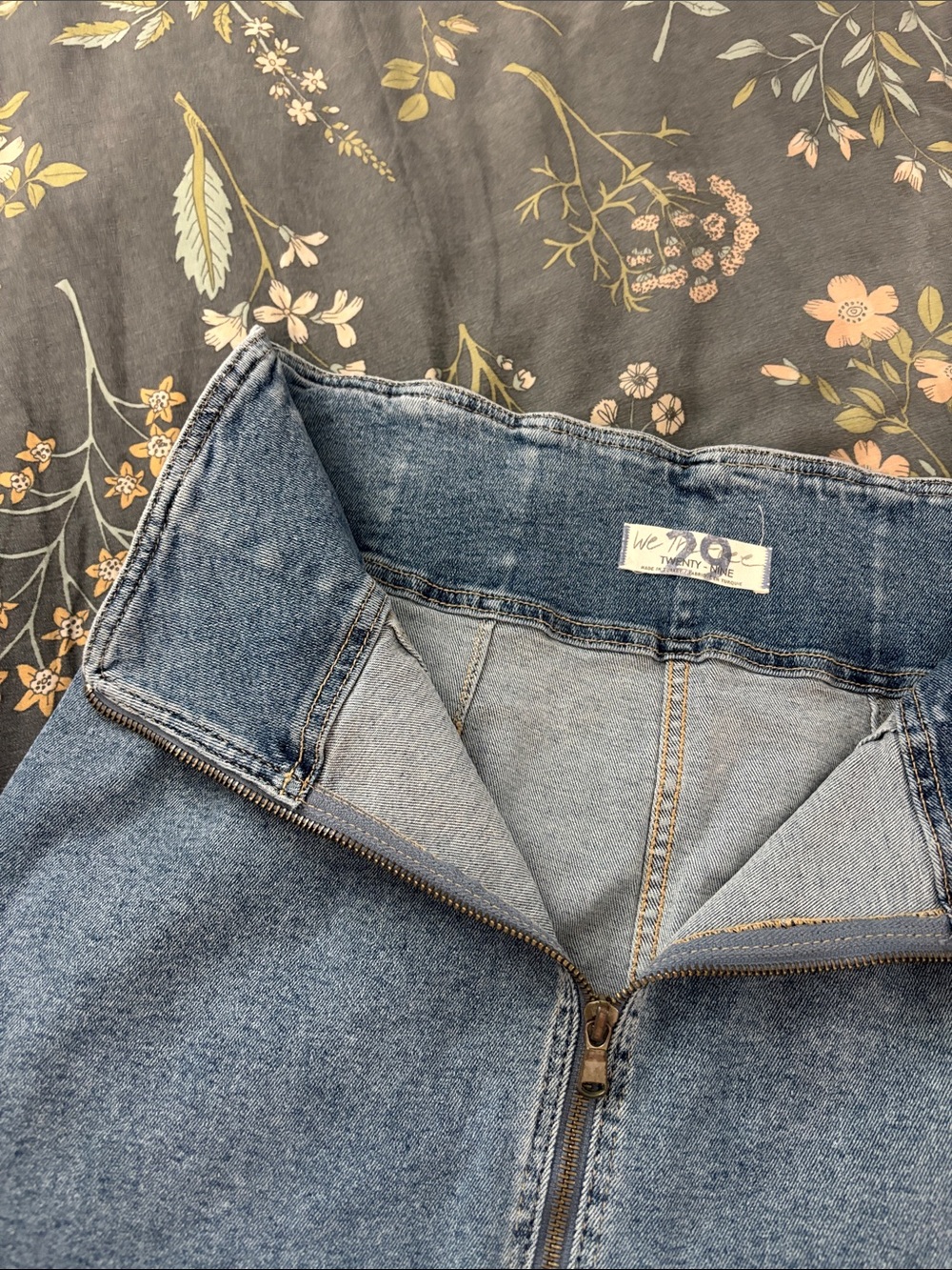 We the Free Denim Zip-Front Mini Stretch Skirt in Medium Wash Blue Size 8/29 - Picture 3 of 4